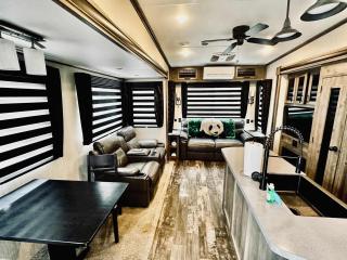 Puffy Panda RV-Hot Tub-Sleeps 2 - 7