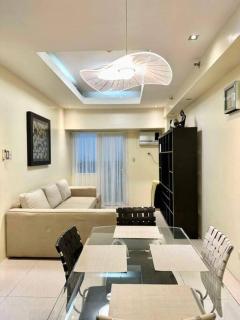 1Bdrm Condo at Makati w Balcony view of Mnla Bay - 0