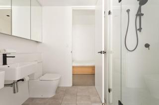 Sleek 2-Bed Apt Metres to Beach - Sídney - 6