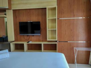 Cozy Studio at Vida View Makassar Apartment By Travelio - Pampang - 5