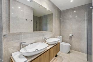 Waterfront 2-Bed Oasis - Pool Steam Jacuzzi Gym - Kawana Waters - 0