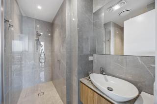 Waterfront 2-Bed Oasis - Pool Steam Jacuzzi Gym - 3