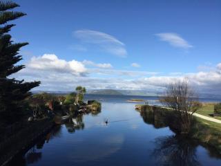 Authentic Kiwi Lodge by the Lake - Rotorua - 8