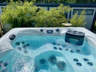 2 Bedroom Tiny Home Retreat with Hot Tub! - Rotorua - 0