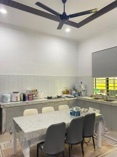 EMILY Homestay House with 3 Rooms n 3 Bathrooms - 4