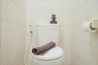 Compact and Strategic Studio Room Signature Park Grande Apartment By Travelio - 7