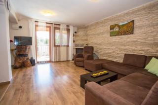 Sunny haven apartment with direct access to the pool - Nova Vas - 4