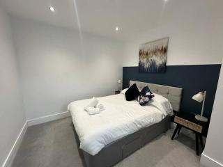 Stylish 1-Bed Superior Apartment Secure Entry - Peterborough - 3