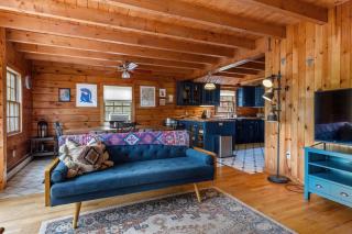 Cozy Athens Cabin on the Lake with Hot Tub & Backyard - Athens - 2