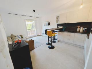TiCasa Shine-Zentral-Outlet-Balkon-Parkplatz-ruhig - Metzingen - 6