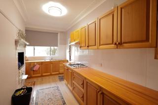 Cosy Sun-Filled Cottage - 6