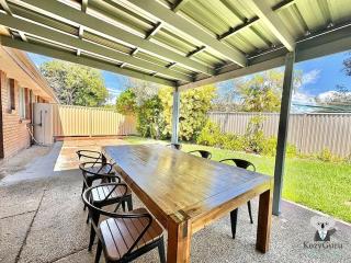 KozyGuru Mermaid Waters Charming 3 Bed Home Pool - Gold Coast - 2