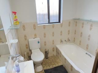 Cozy Queen Room in Spacious House with Great Location - M4 - Merrylands - 9