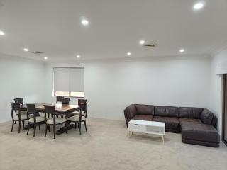 Spacious Queen Room with Private Balcony - M5 - Merrylands - 9