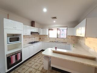 Spacious Queen Room with Private Balcony - M5 - Merrylands - 7