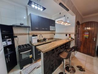 ApMar 15a até 8 pessoas - Pitangueiras Guarujá - 2 minutos da praia - 2 quartos e 1 suíte com Ar Condicionado - 1 Vaga Garagem 24h - Próximo de mercados, bares, restaurantes - Guarujá - 3