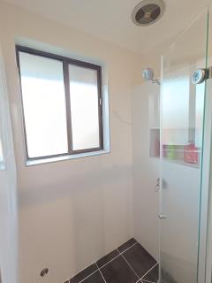 Cozy Family Room with Private Bathroom in Spacious Home - M8 - Merrylands - 4