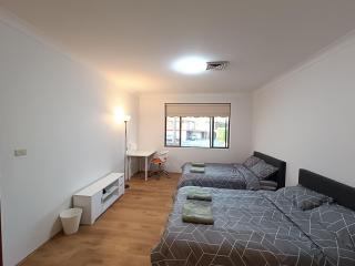 Cozy Family Room with Private Bathroom in Spacious Home - M8 - Merrylands - 2