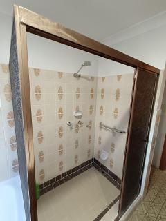 Cozy Family Room with Private Bathroom in Spacious Home - M8 - Merrylands - 1