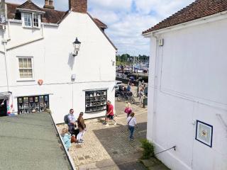 Stylish Cottage with Quay and River View - 7