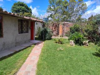 Comodo chalet, en una muy buena ubicación y rodeado de jardines - 7