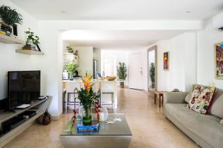 Walled City apt- Rooftop Pool & Private Garden - 2