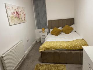 2 Bed Flat - Sleeps 4 - Jacuzzi Bath - Parking - 8