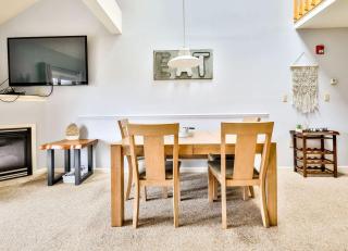 Spacious 3 BR Condo Steps Away From Slopes - Hunter - 2