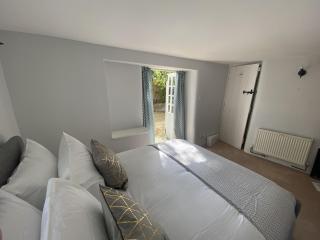 April Cottage, luxurious accommodation for coast and forest with pool & hot tub - Hordle - 5