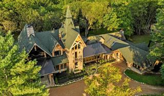 Extraordinary Manor at Dark Horse Estate - 0