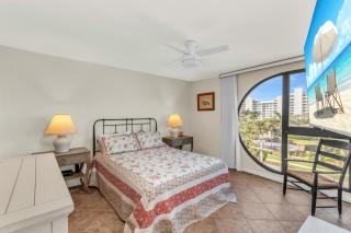 Top Floor 2 Bed Condo I Close Walk to Beach - Marco Island - 2
