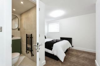 Luxurious 10-Person Modern House with Garden in Central Tonbridge - Kent - 4