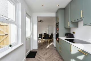 Luxurious 10-Person Modern House with Garden in Central Tonbridge - Kent - 1