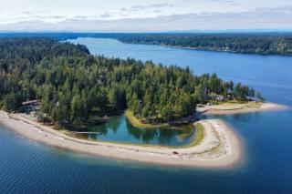 Harstine Island Cabin with Fire Pit Walk to Beach! - Lakebay - 9