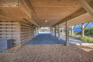 Big Cahoona Hill by Oak Island Accommodations - 2