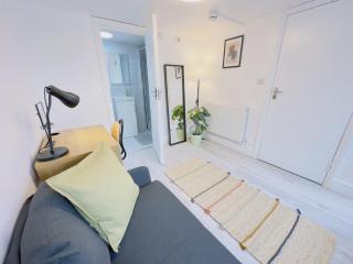 Leyton House - SleepyLodge - 9