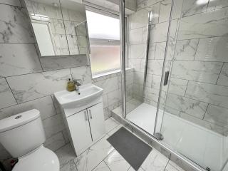 Leyton House - SleepyLodge - 3