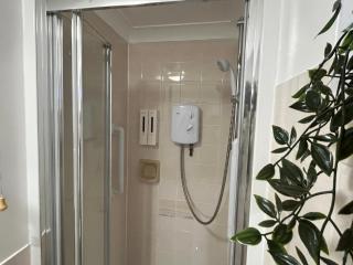 Secluded cosy extension with free parking, sleeps 4 - 9