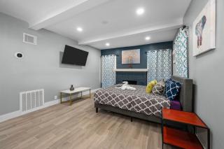 Modern Studio Retreat with Free Park - Houston - 2