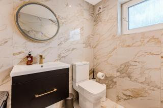 Battersea Spacious Home Perfect for Family and Groups with Free Parking Sleep 8 - London - 5