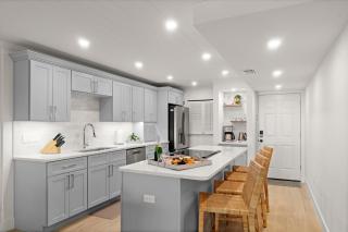 Serenity Shores Renovated Top Floor Condo w Stunning Ocean Views - 4
