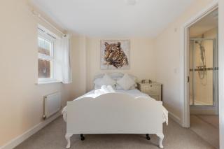 4Bed House Redhill Train Station - 1