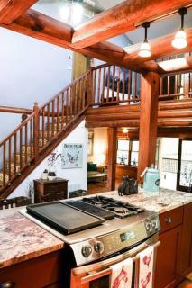 Southern Charmed Cozy Log Cabin - Charleston - 7
