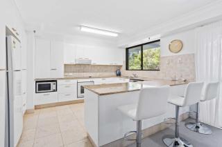 Burleigh Headland 2 Bedroom Stay, just a stones throw from the beach! - 3