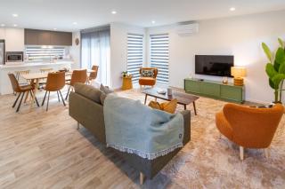 Modern 6BD Homes Carpark Avebury Park Avon River - 6