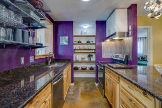 Two-Home Heart of Austin Compound & Karaoke Lounge - Austin - 7