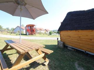 Séjour en roulotte avec piscine et WiFi en Vallée de la Saône - FR-1-583-79 - - 1