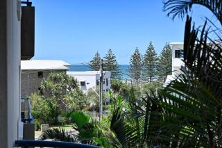Ocean Breeze Oasis, Steps to Beach & Shops - Caloundra - 9