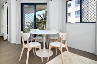 Ocean Breeze Oasis, Steps to Beach & Shops - Caloundra - 3