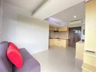 Comfortable 2BR Apartment AC in Living Room at The Jarrdin Cihampelas By Travelio - Bandung - 4